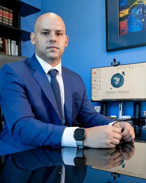 Felipe de Freitas Correia, sentado à mesa no escritório