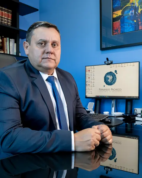 Dr. Rafael Antônio Racham, sentado à mesa no escritório